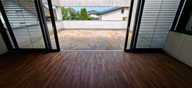 Stylische Wohnung in Zweiparteienhaus mit 38 m² großer Terrasse in Top-Lage 