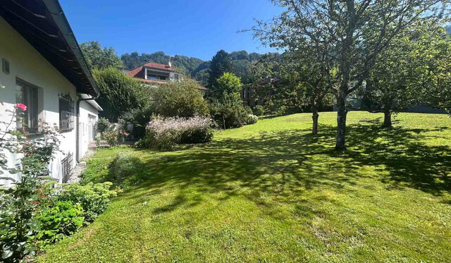 Großes Grundstück mit Landhaus und Hallenschwimmbad