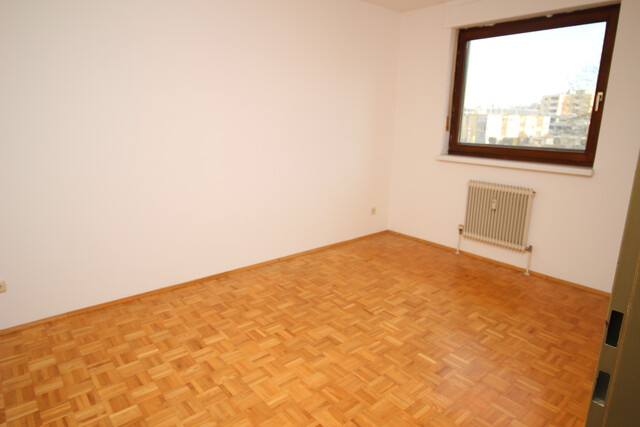 Geräumige 4 1/2 Zimmer-Wohnung inklusive Tiefgarage - provisionsfrei