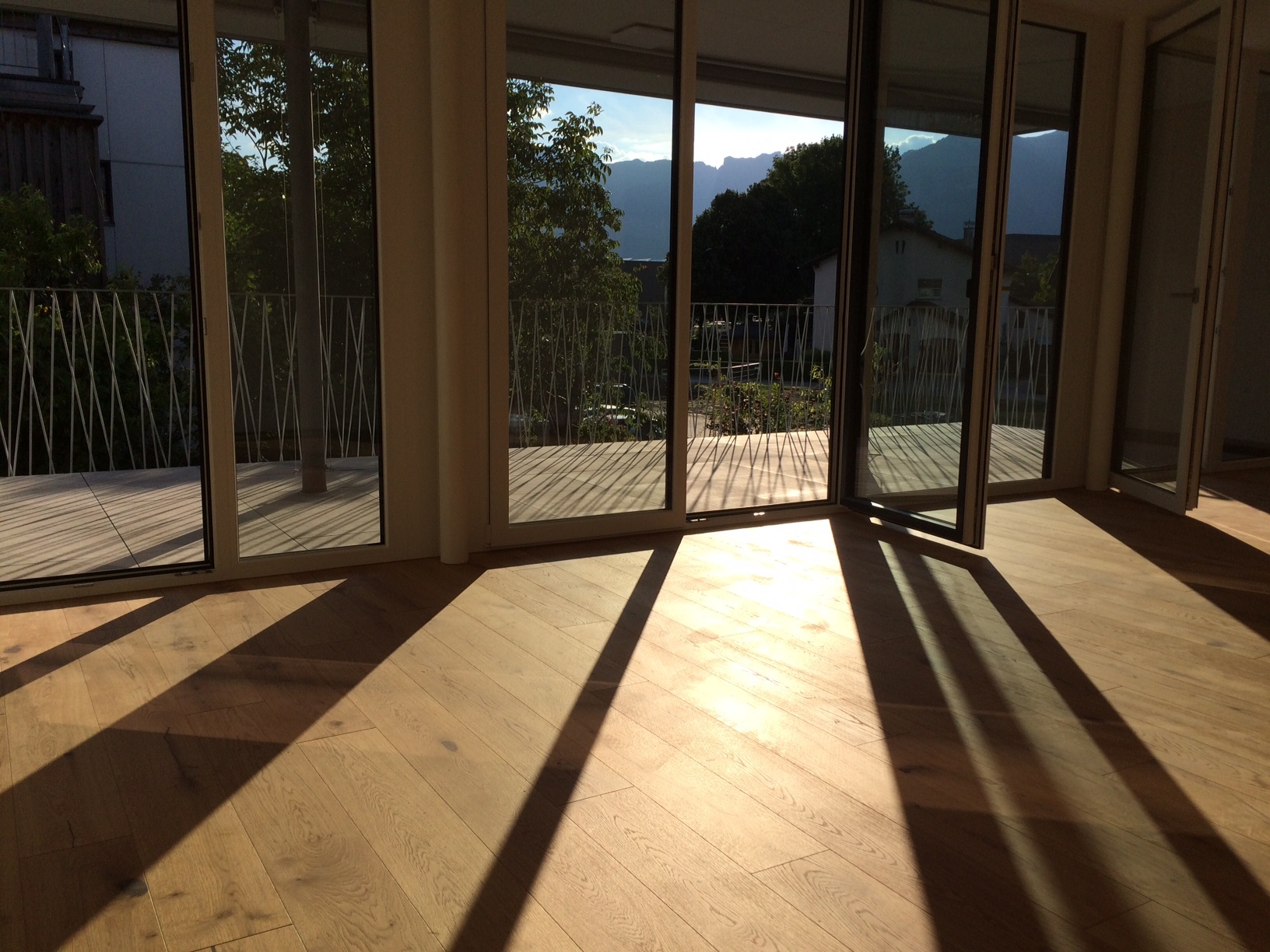 NEUWERTIGE schöne 2-Zimmer Eckterrassenwohnung