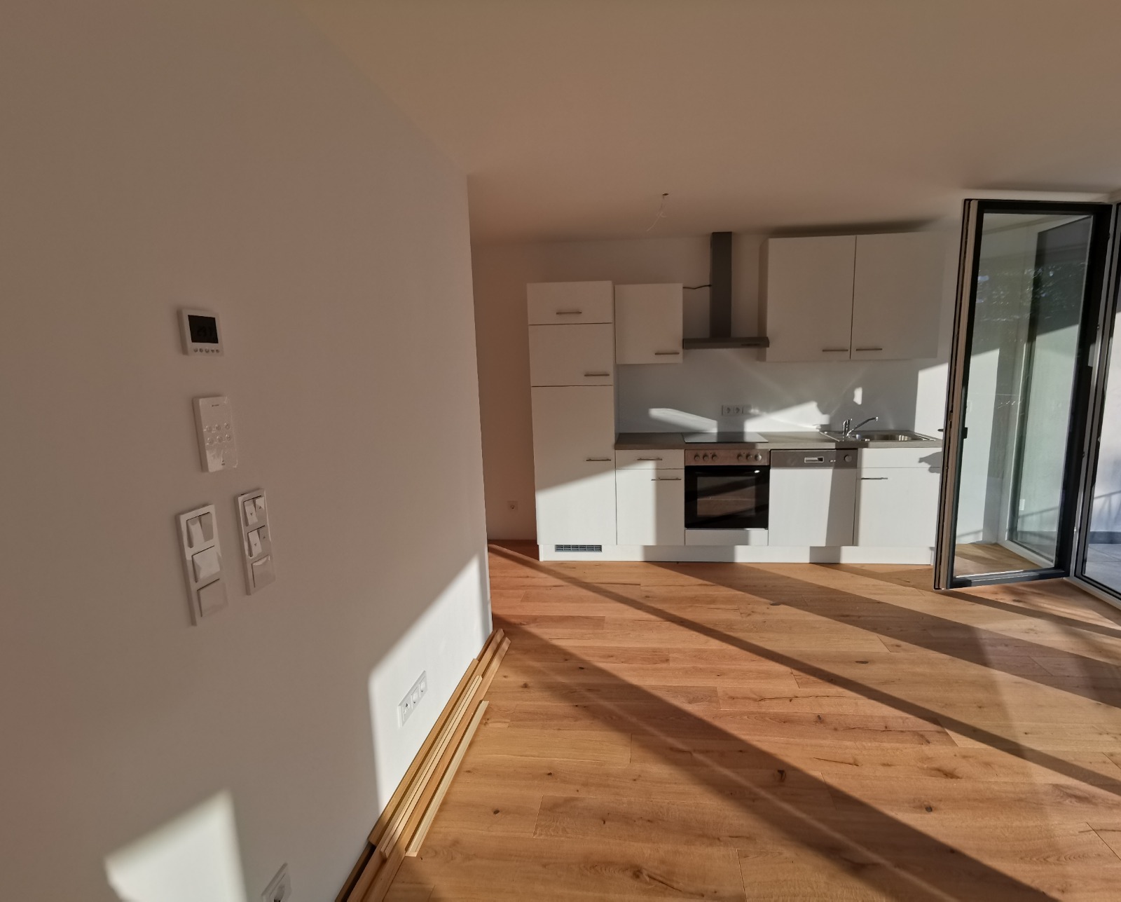 NEUWERTIGE schöne 2-Zimmer Eckterrassenwohnung