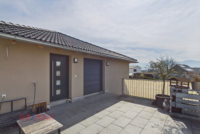 Top-moderne Wohnung in Zweifamilienhaus – Privatsphäre inklusive