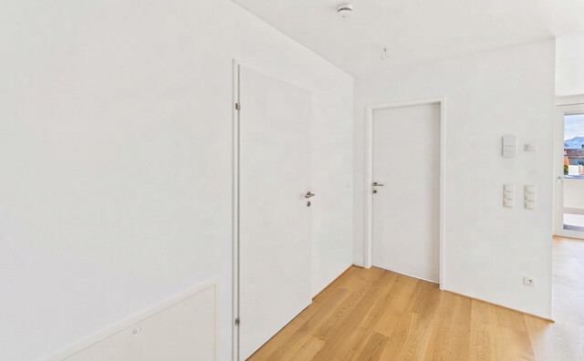 Neuwertige Dachgeschosswohnung mit nicht einsehbarer Terrasse