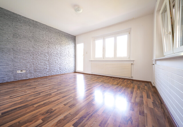 Geräumiges 5 Zimmerwohnung mit 2 Parkplätzen, Balkon, Lobby, Abstellraum, Keller und Fahrradabstellraum