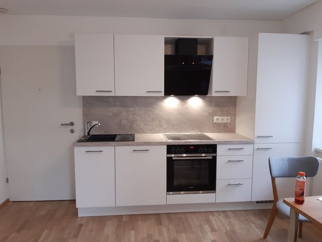 Neue schöne 2 Zimmerwohnung, sehr helle Wohnung, 300m zum Bahnhof, 100m zur Bushaltestelle