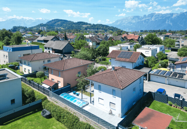 Klassisches Einfamilienhaus mit 4 Zimmern, Pool und Keller