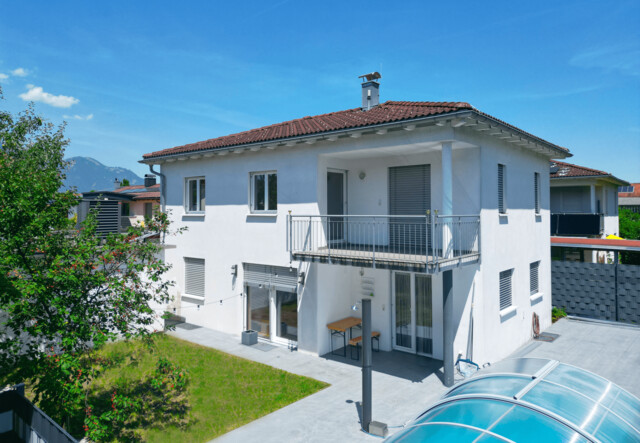 Klassisches Einfamilienhaus mit 4 Zimmern, Pool und Keller