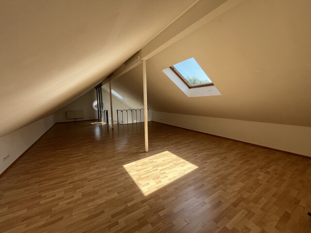 Große Wohnung mit ca. 152 m² sowie Balkon und Carport