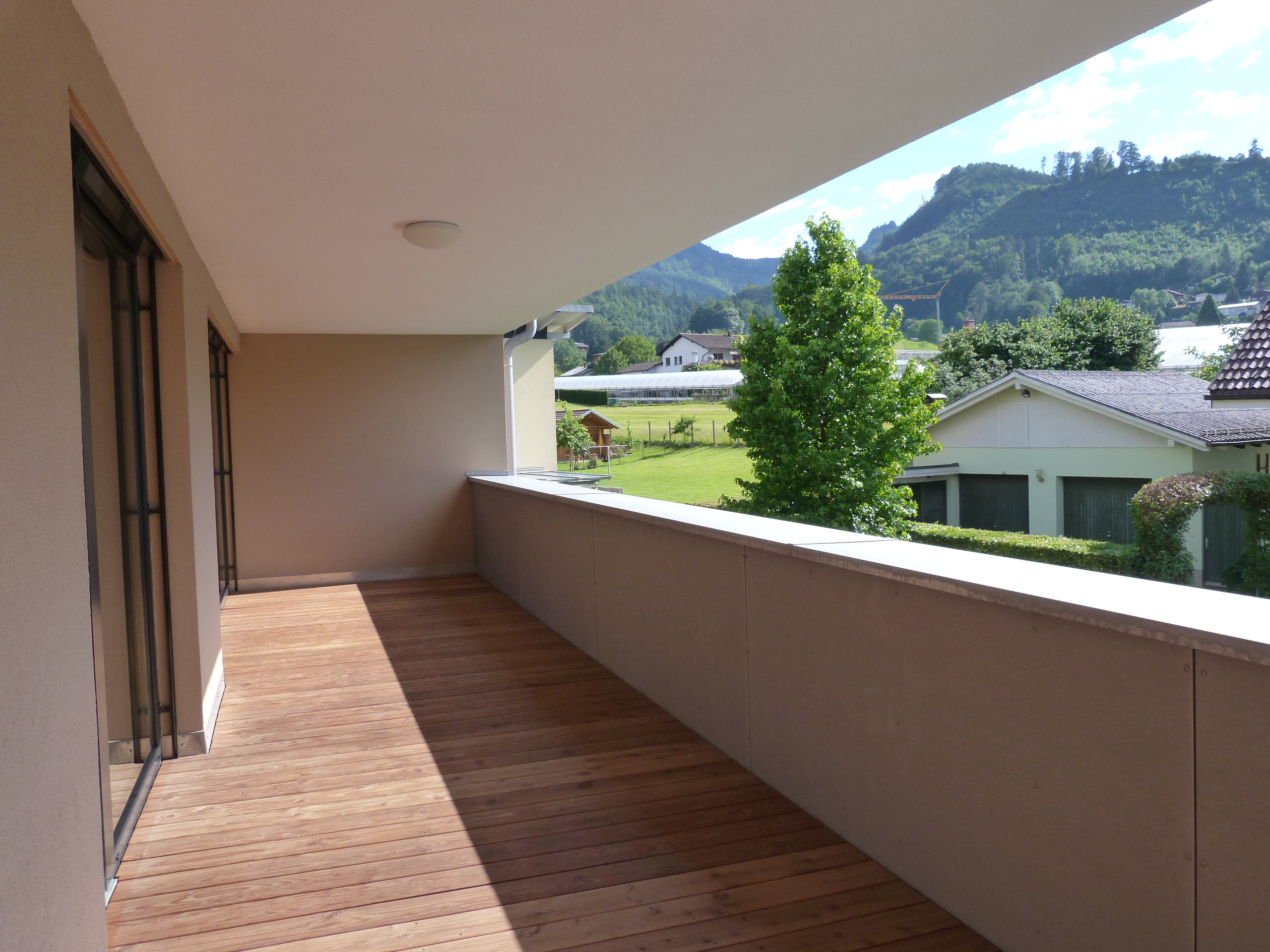 2-Zimmer-Wohnung mit 61 m² + 23 m² überdachte Terrasse, Carportplatz