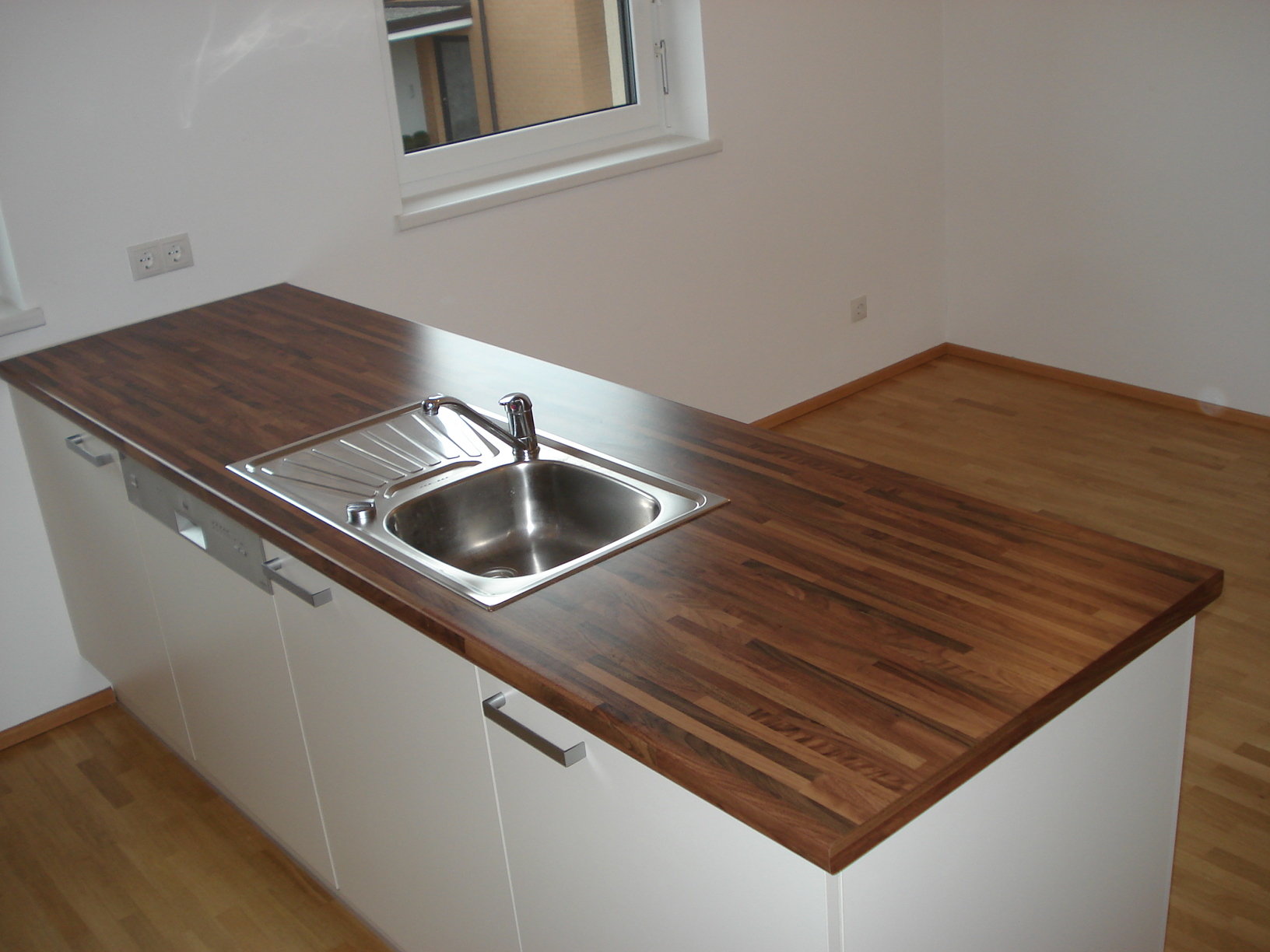 2-Zimmer-Wohnung mit 61 m² + 23 m² überdachte Terrasse, Carportplatz