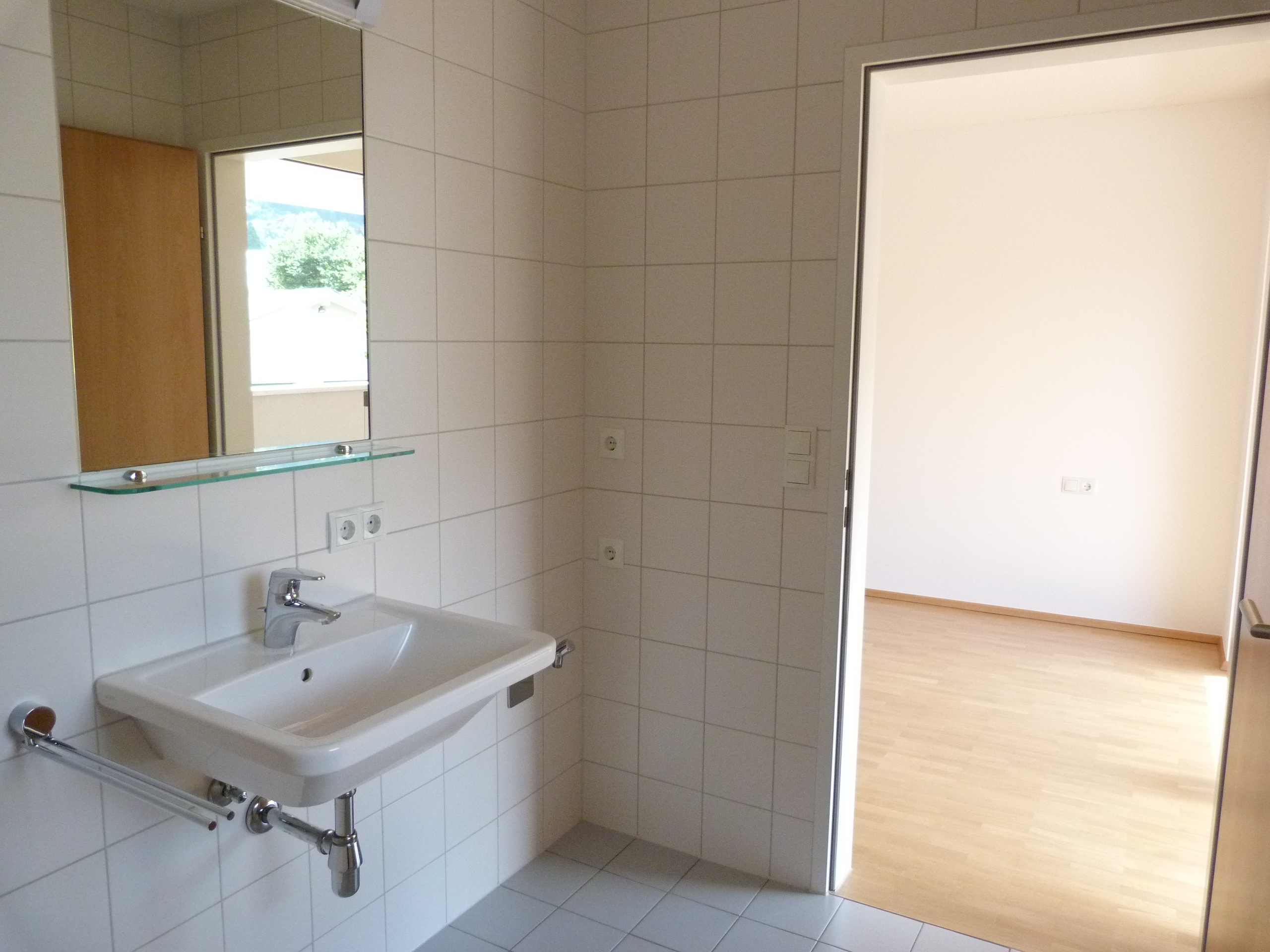 2-Zimmer-Wohnung mit 61 m² + 23 m² überdachte Terrasse, Carportplatz