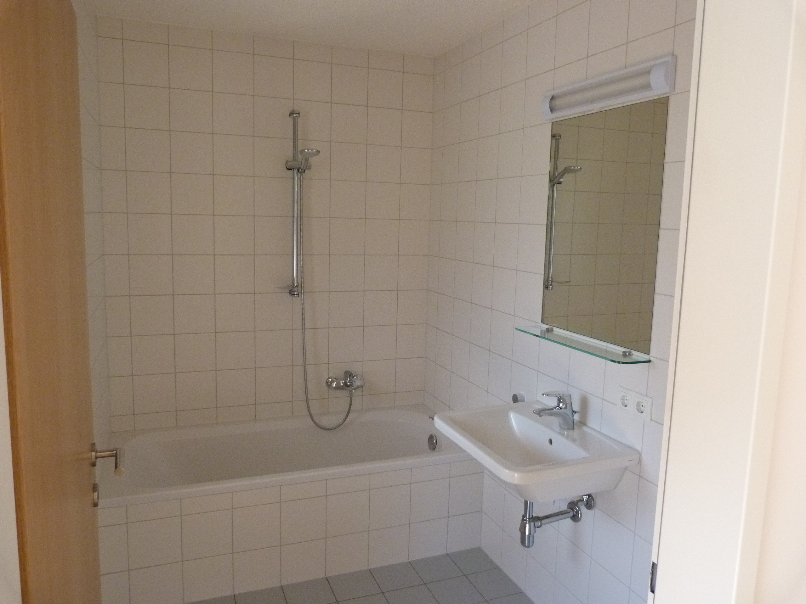 2-Zimmer-Wohnung mit 61 m² + 23 m² überdachte Terrasse, Carportplatz