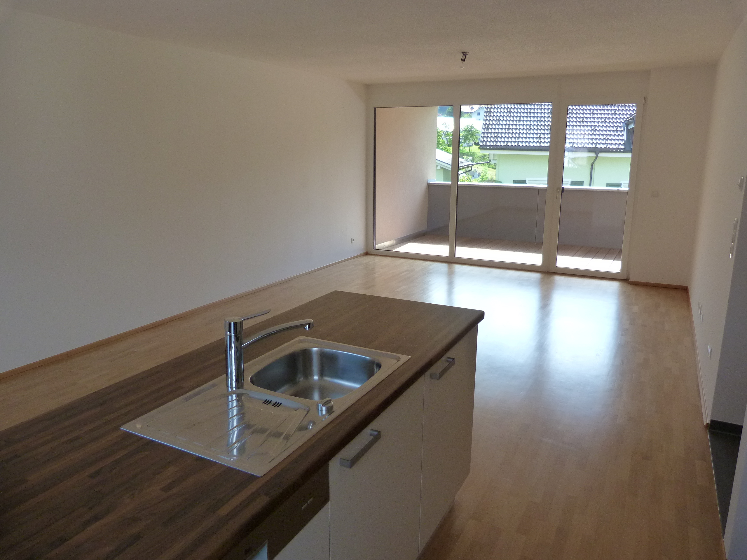 2-Zimmer-Wohnung mit 61 m² + 23 m² überdachte Terrasse, Carportplatz