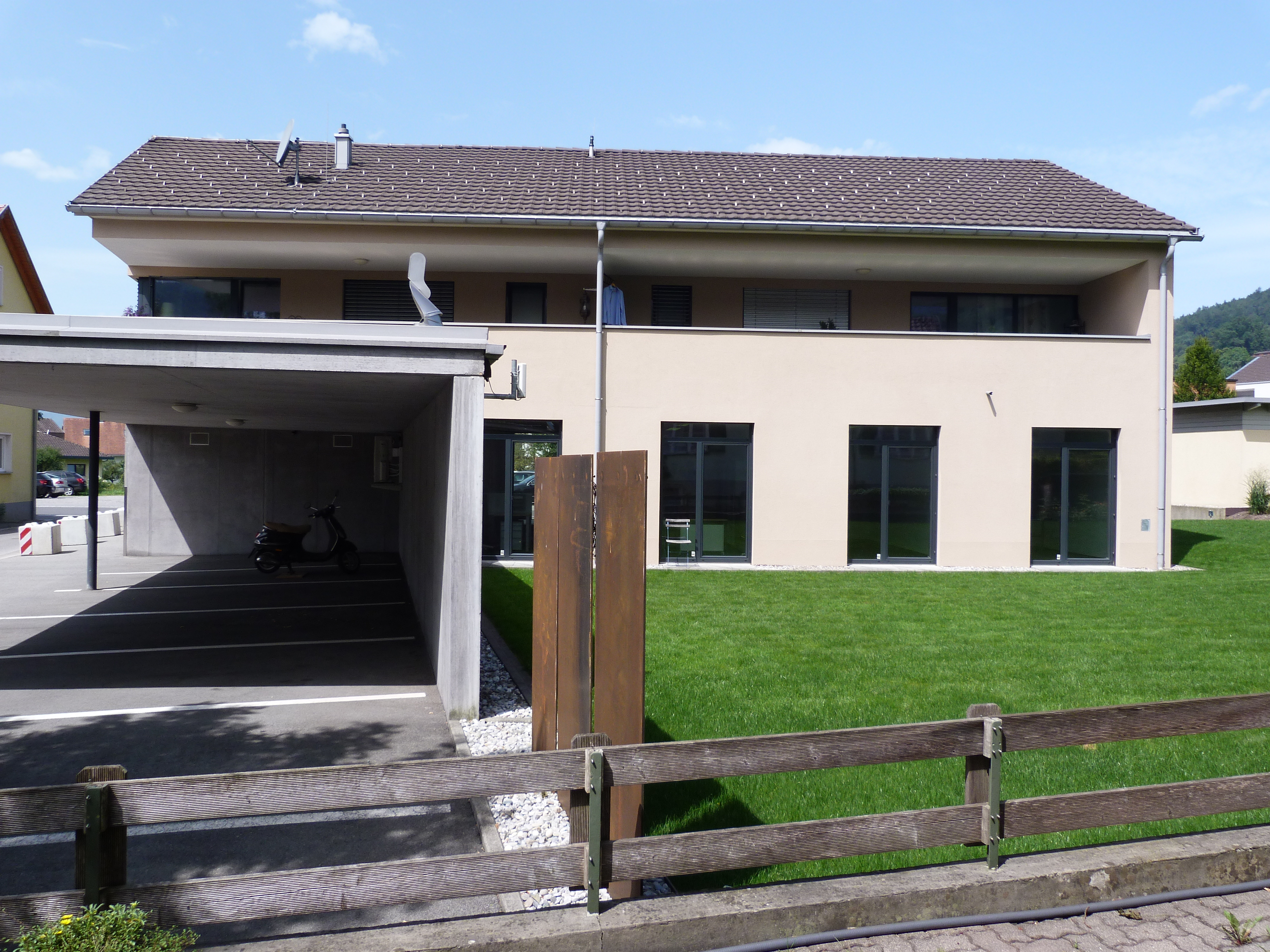 2-Zimmer-Wohnung mit 61 m² + 23 m² überdachte Terrasse, Carportplatz