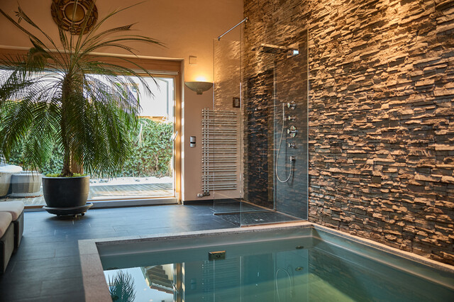 Einfamilienhaus mit Hallenbad – Wohnen über dem Nebel