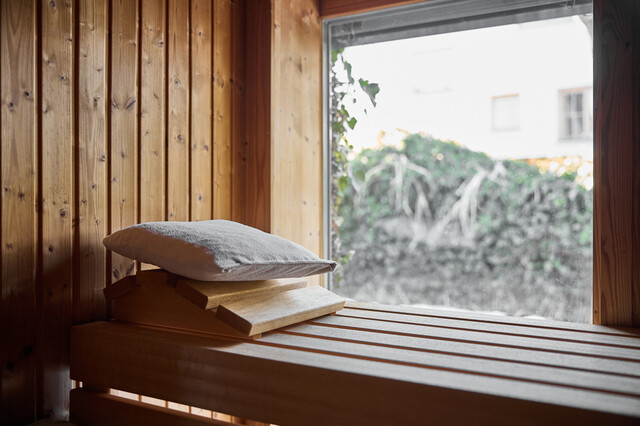 Einfamilienhaus mit Hallenbad – Wohnen über dem Nebel