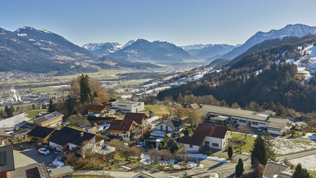 Einfamilienhaus mit Hallenbad – Wohnen über dem Nebel
