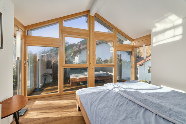 Einfamilienhaus mit Hallenbad – Wohnen über dem Nebel