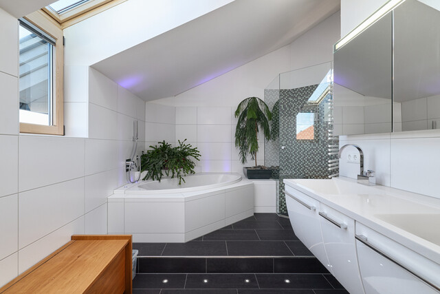 Einfamilienhaus mit Hallenbad – Wohnen über dem Nebel