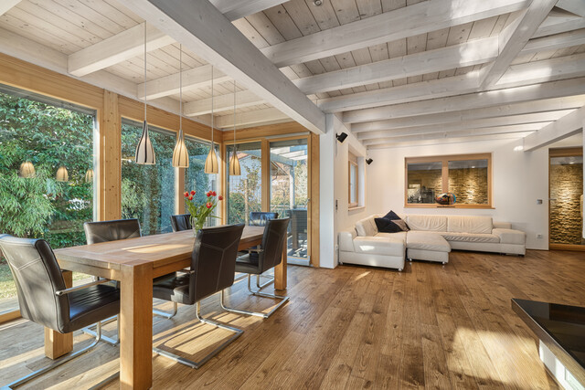 Einfamilienhaus mit Hallenbad – Wohnen über dem Nebel