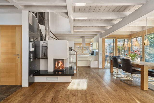 Einfamilienhaus mit Hallenbad – Wohnen über dem Nebel