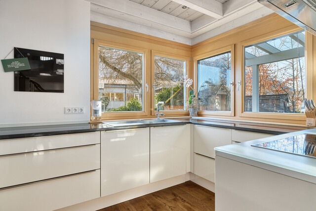 Einfamilienhaus mit Hallenbad – Wohnen über dem Nebel