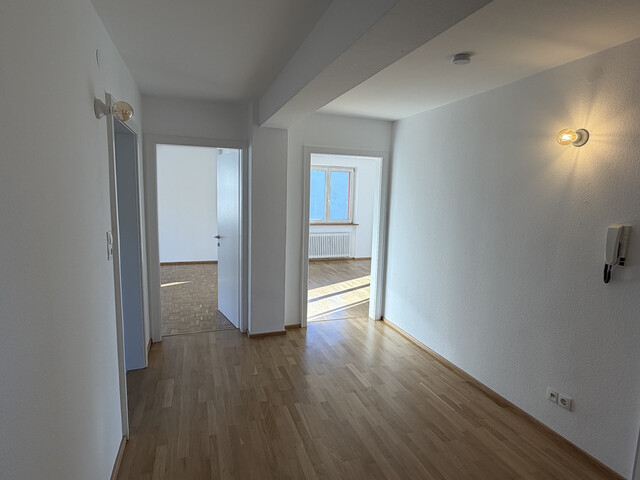 Sonnige 3,5 Zimmer Wohnung mit Balkon in Seenähe 