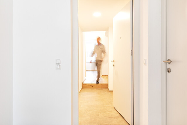 Luxuriöse 3 Zimmer Gartenwohnung in Stickerei Villa Raumhöhe 3m mit überdachter Terrasse und Privatgarten & Carport - Top Ausstattung!