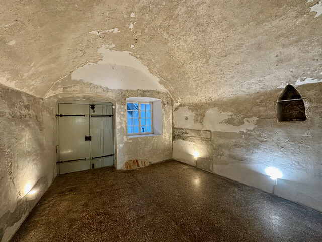 Geschäftsfläche mit Gewölbe in bester Lage an der Neustadt