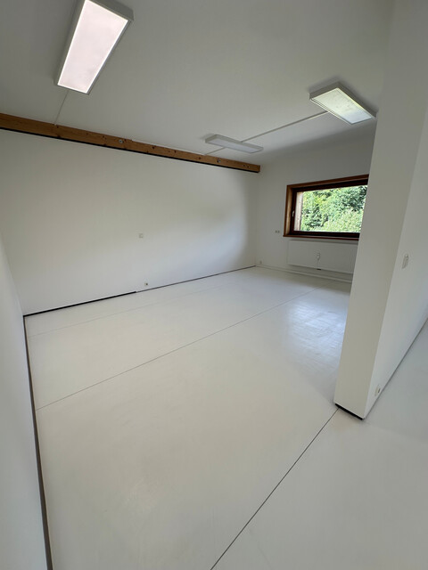 Helle Geschäftsräumlichkeit im 1. OG in zentraler Lage zu vermieten