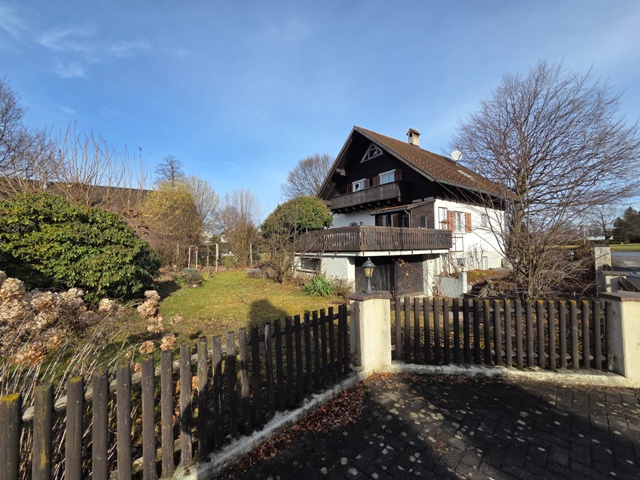 Älteres charmantes Einfamilienhaus in sonniger und ruhiger Lage von Altach mit schönem großen Garten!