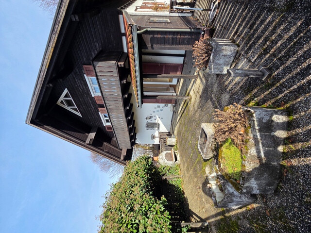 Älteres charmantes Einfamilienhaus in sonniger und ruhiger Lage von Altach mit schönem großen Garten!