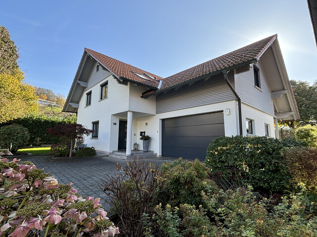 Modernisiertes Haus in Top-Zustand mit Seesicht, Pool, stilvoll gestaltetem Garten und Wellness-Sauna im Badezimmer