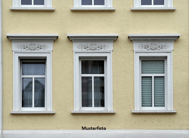 Mehrfamilienhaus mit 3 Wohnungen, Terrasse und Doppelgarage