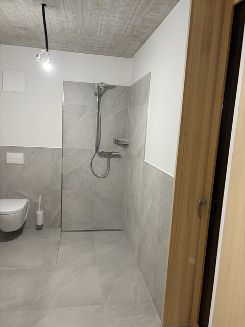 Neubau: Modernes möbliertes Appartement in zentraler Lage