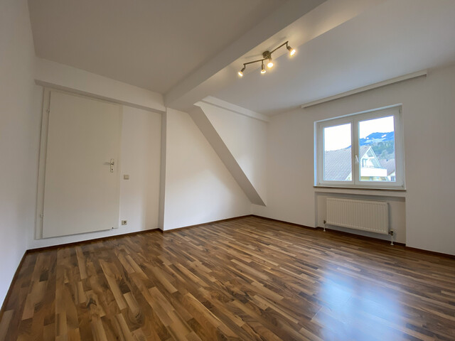 ohne Provision-  geräumige 4 Zimmer Wohnung über 2 Etagen in zentraler Lage