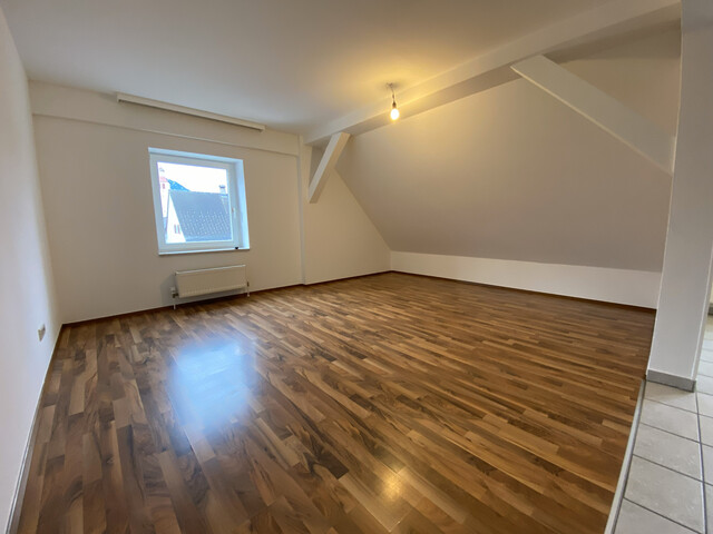 ohne Provision-  geräumige 4 Zimmer Wohnung über 2 Etagen in zentraler Lage