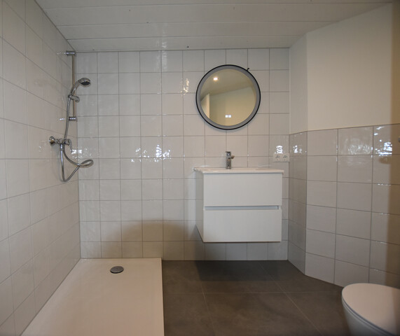 NEU sanierte und helle 2-Zimmer-Wohnung, mitten im Dorfzentrum