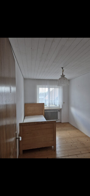 Geräumiges Haus mit Garage, Balkon, Terrasse, Garten, Abstellraum, Keller und Dachboden