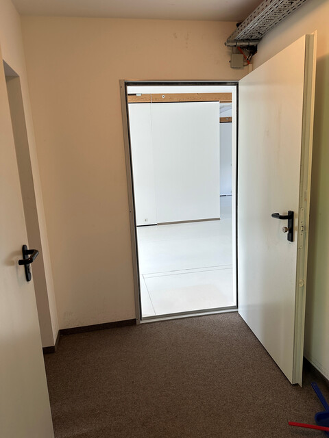 Helle Geschäftsräumlichkeit im 1. OG in zentraler Lage zu vermieten