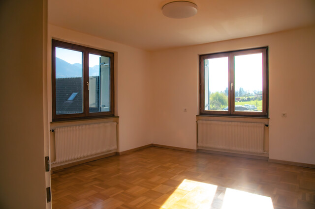 Vier-Zimmer-Wohnung in Zweifamilienhaus mit großem Garten