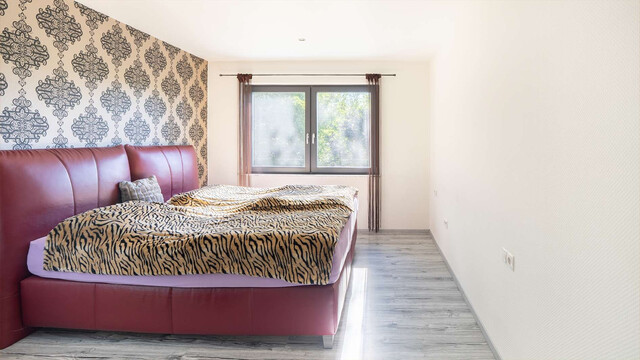 Meiningen | Stilvoller Bungalow mit Holzpool in ruhiger Lage