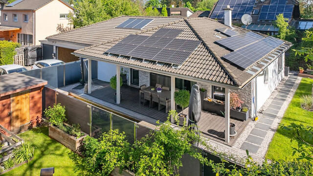Meiningen | Stilvoller Bungalow mit Holzpool in ruhiger Lage