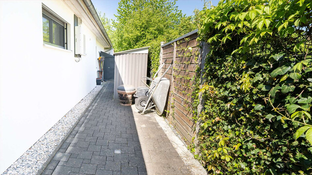 Meiningen | Stilvoller Bungalow mit Holzpool in ruhiger Lage