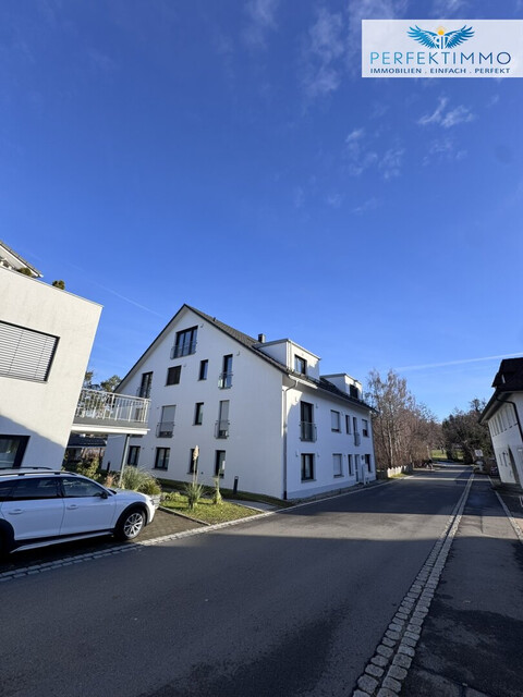 Lichtdurchflutete Dachgeschoss-Maisonette mit Traum-Blick auf den Weiher in Weißensberg!