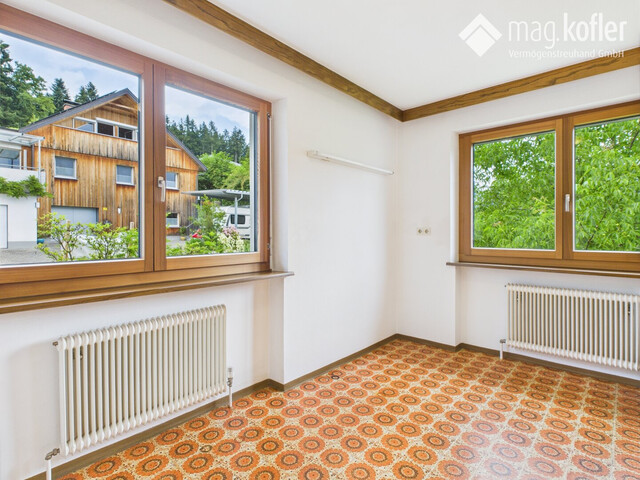 Traumhaftes Zweifamilienhaus im Sonnenparadies Göfis – Wohnen mit Weitblick auf 1.866 m² Baugrund