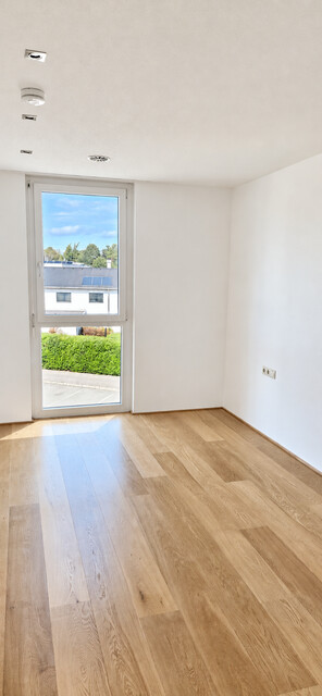 Provisionsfreie helle Dachgeschosswohnung mit Garage und Terrasse in Seenähe