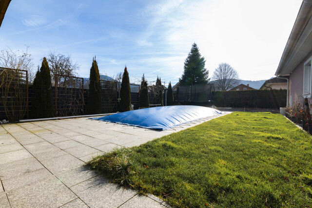 Charmanter Bungalow mit Salzwasserpool & großem Garten