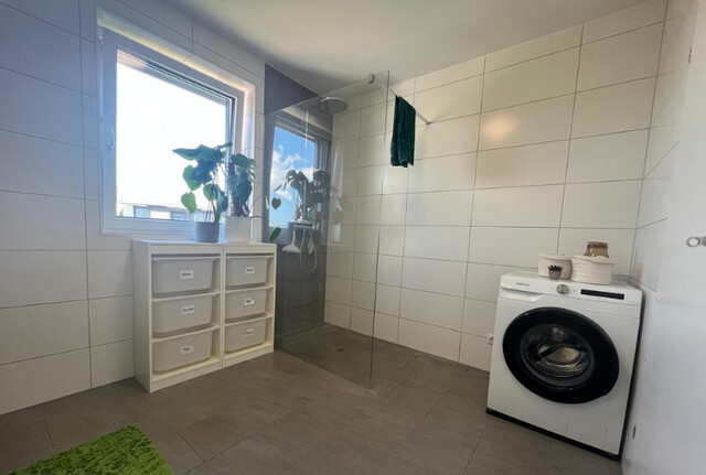 Moderne Dachgeschoss-Wohnung mit großzügiger Sonnen-Terrasse und Tiefgaragenplatz - PROVISIONSFREI
