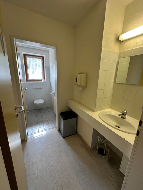 Große Geschäftsräumlichkeit in gepflegtem Zustand 